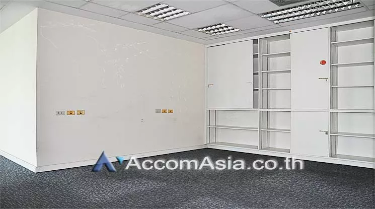 9  Office Space For Rent in Silom ,Bangkok BTS Surasak at Vorawat Building AA10943